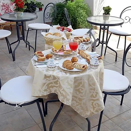 Borgosolare Oda ve Kahvaltı 4*